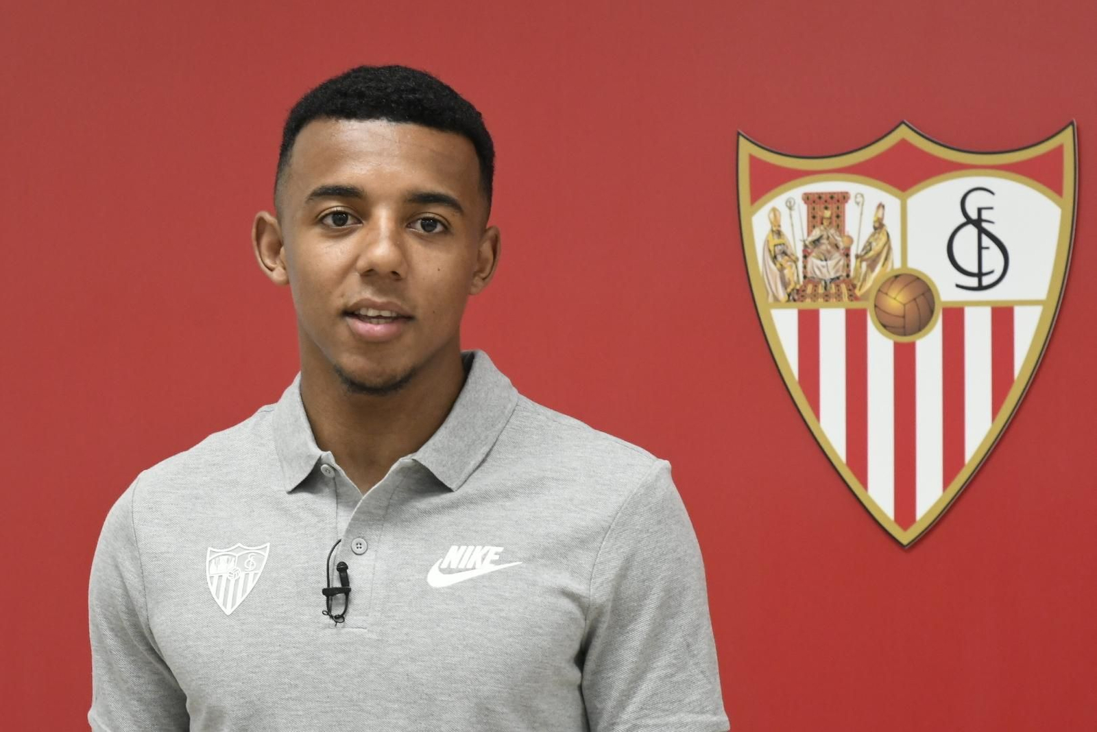 Jules Koundé, ante el escudo del Sevilla.
