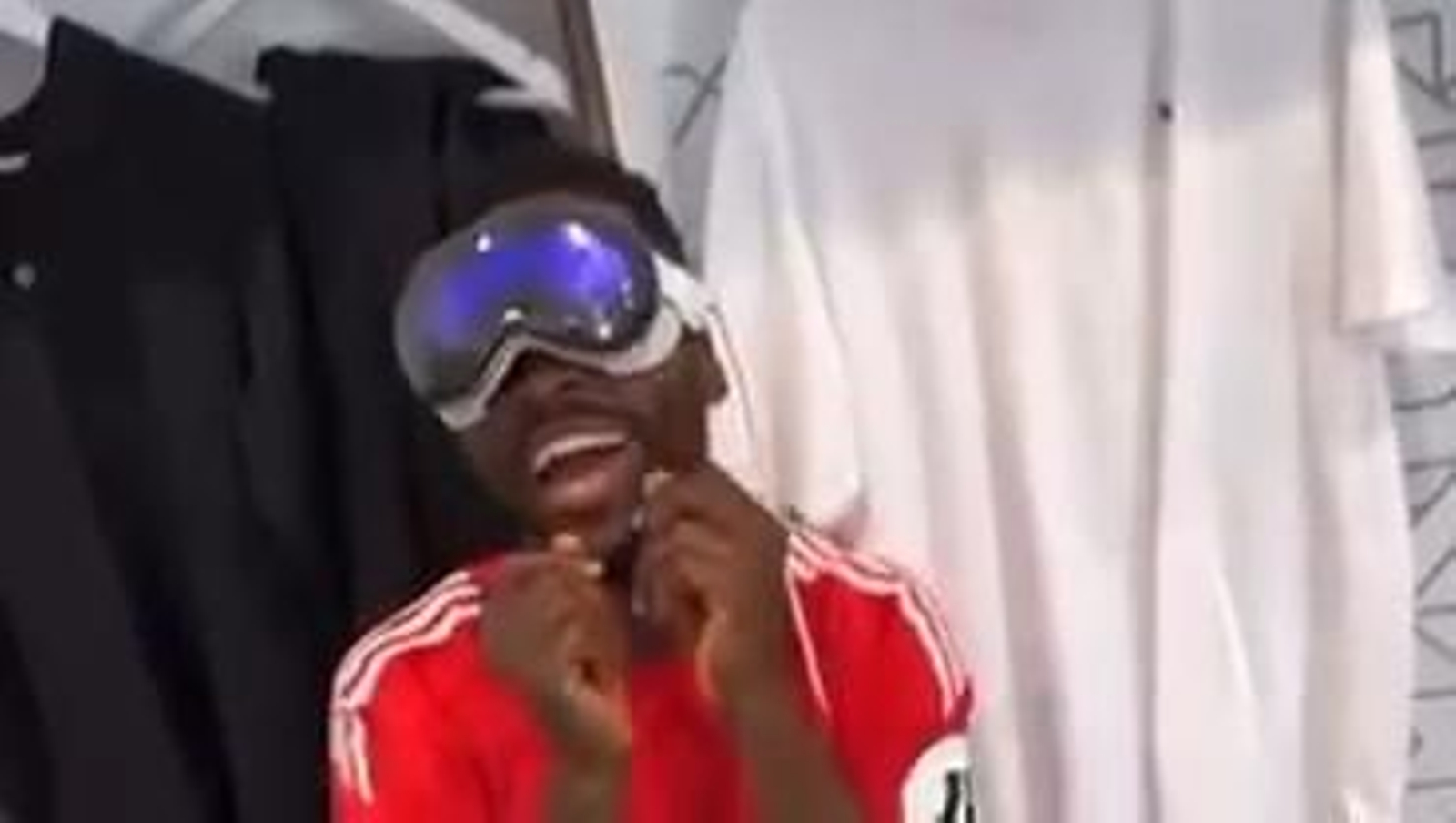 Kelechi Iheanacho con unas gafas de realidad virtual