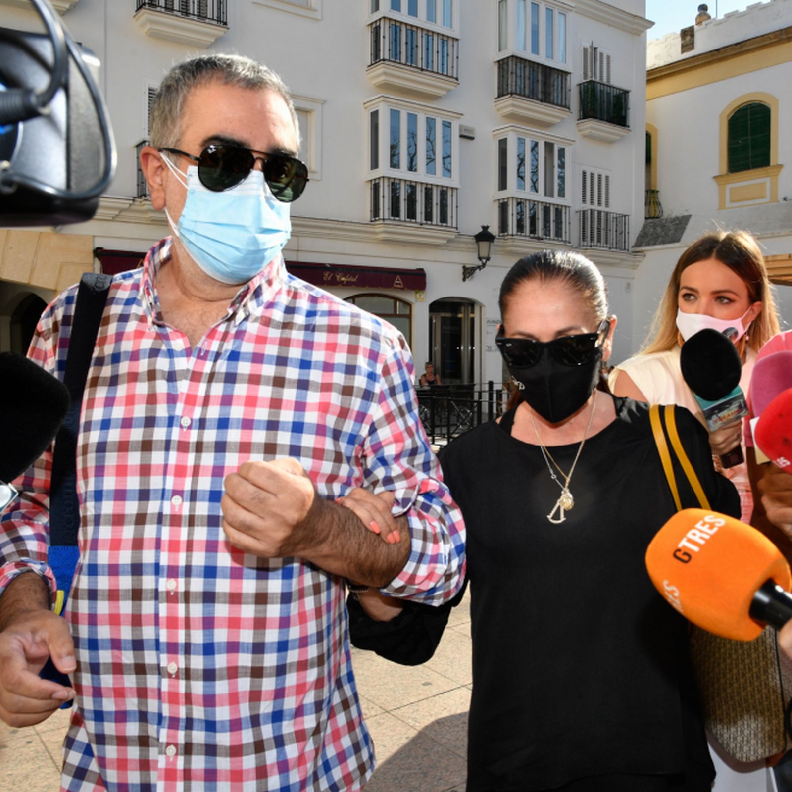 Isabel Pantoja y su hermano Agustín, a su llegada a los juzgados de Chiclana.