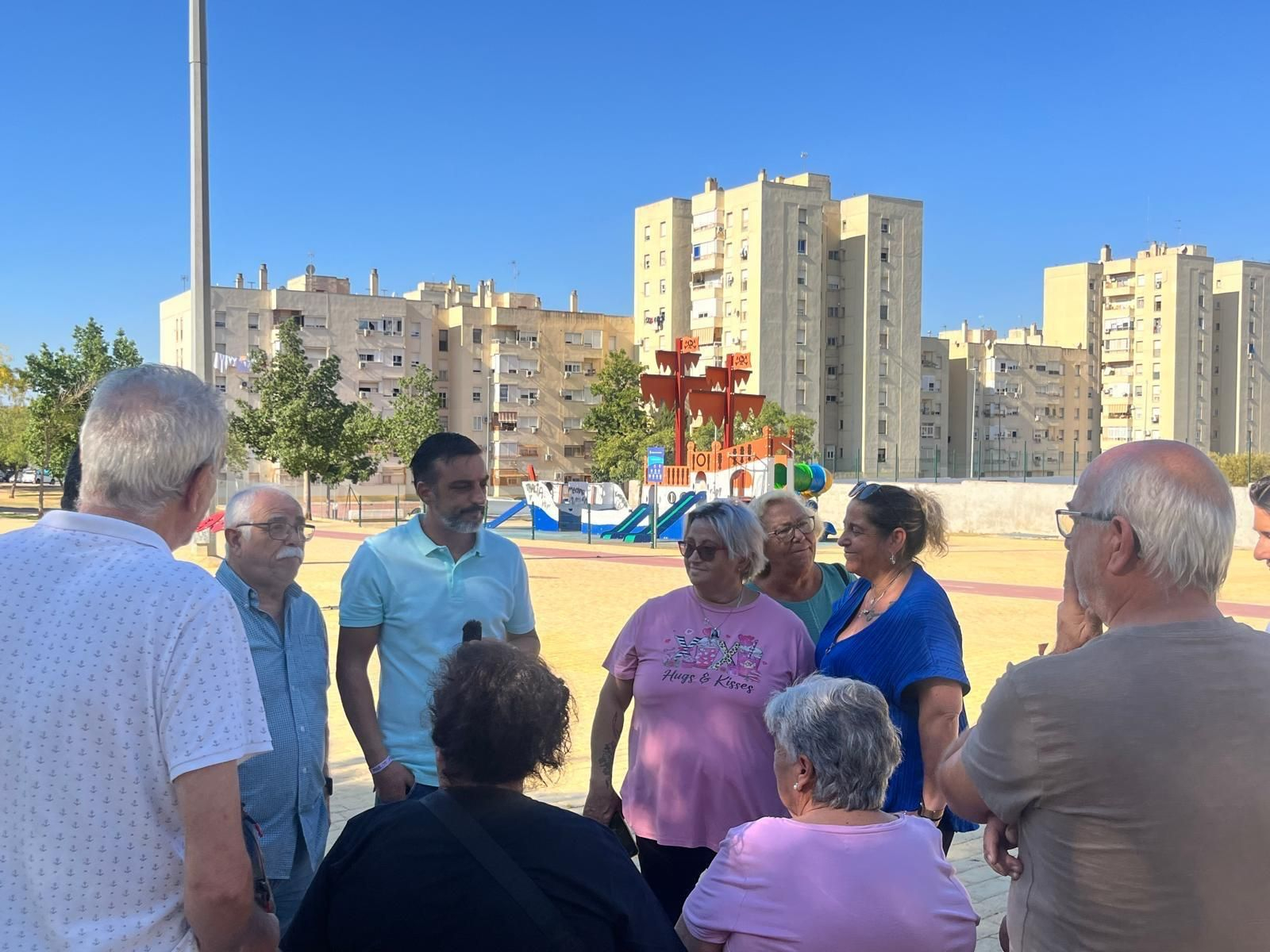 Díaz visita la barriada La Cartuja con los vecinos.