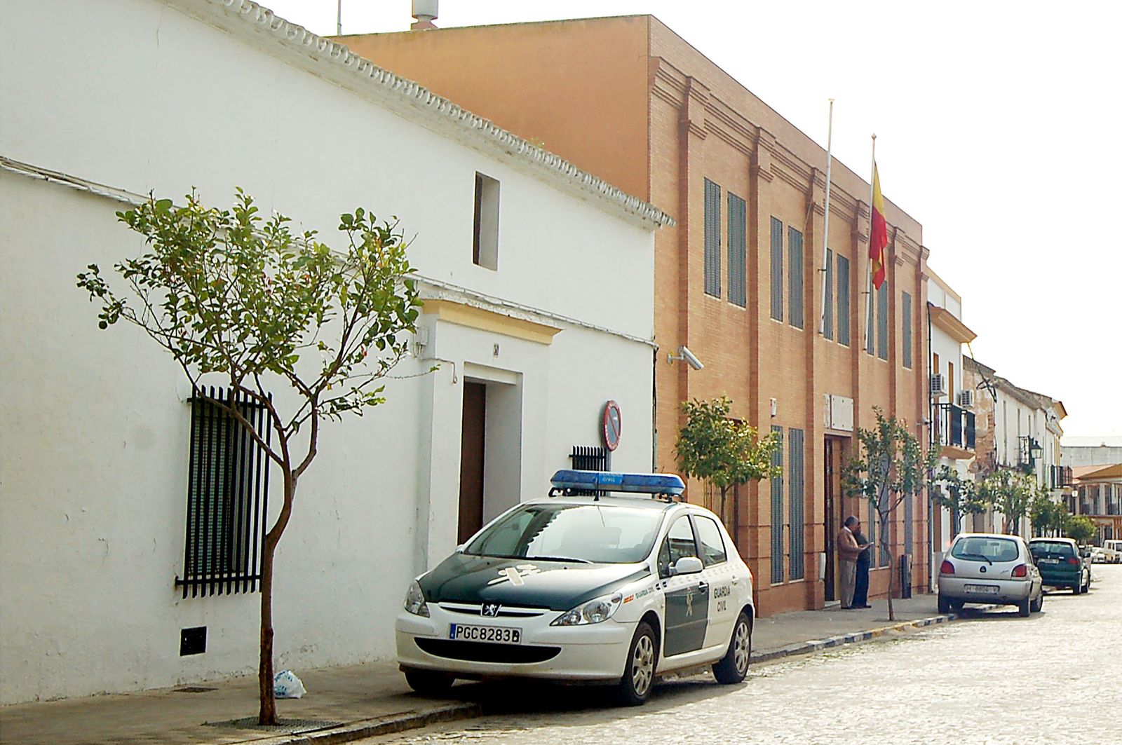 Un coche de la Guardia Civil en los juzgados de Moguer.