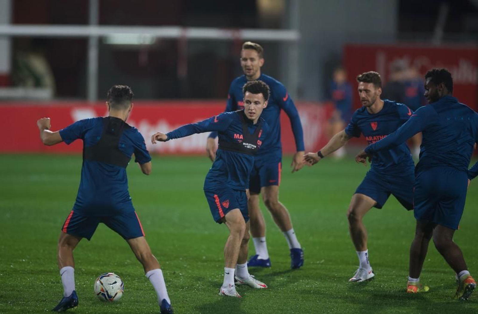 Idrissi, en medio de un rondo con De Jong, Munir, Sergi Gómez y Gnagnon, este jueves.