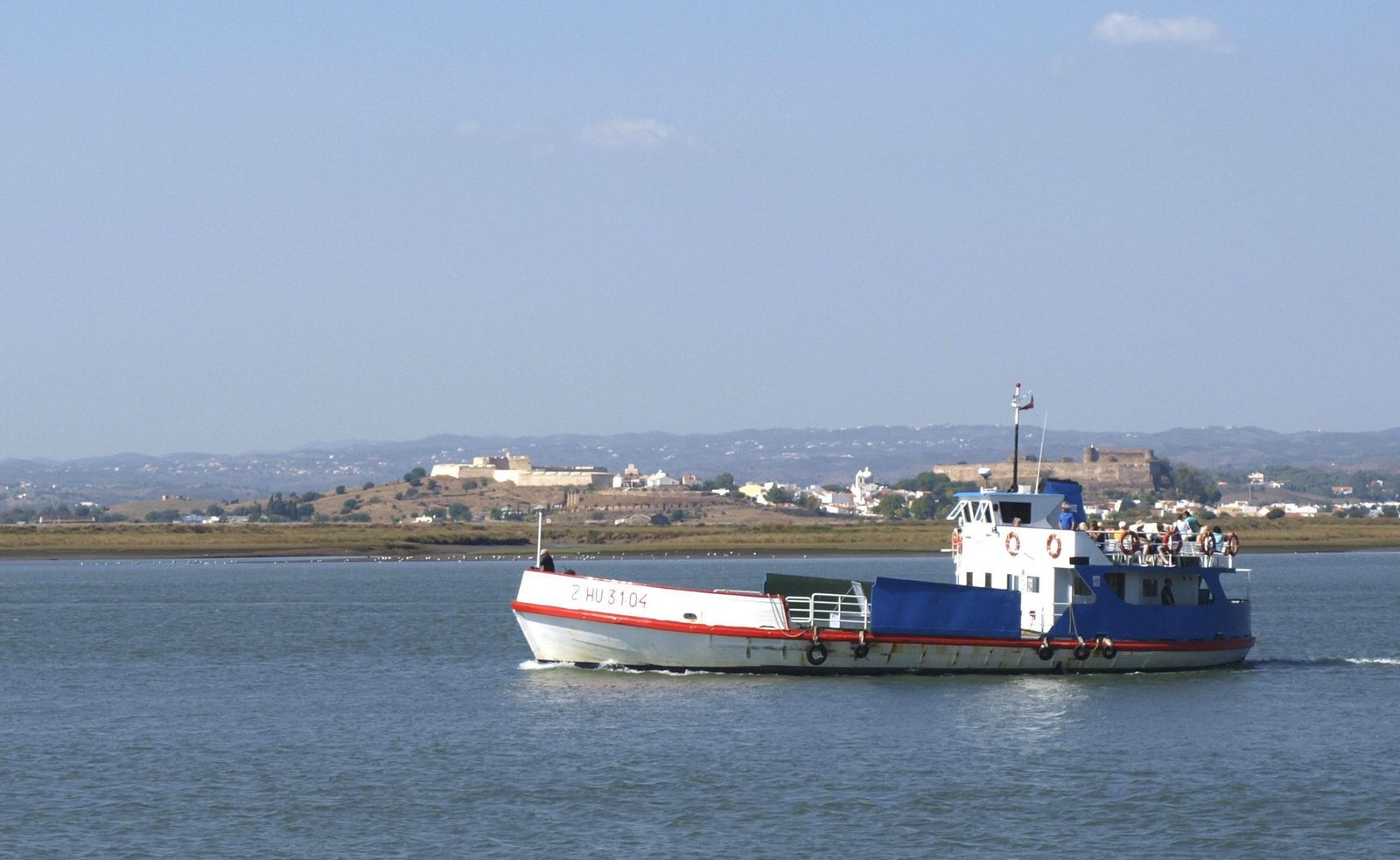 El barco  que cruza el Guadiana , frontera natural con Portugal , y que une las ciudades de Ayamonte y Vila Real de Santo Antonio.