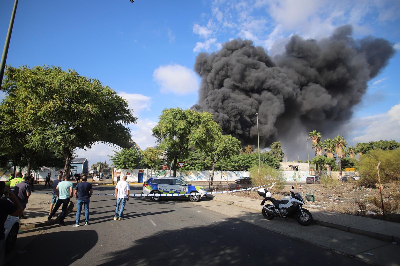 Imágenes del incendio en las instalaciones de Hierros España