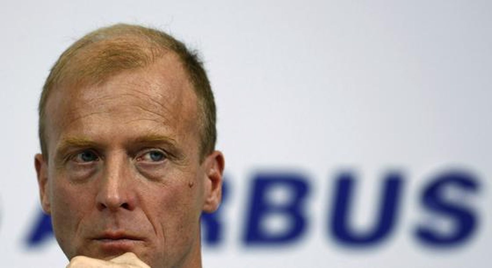 El presidente de EADS, Louis Gallois, acompañado del presidente de Airbus, Thomas Enders y el presidente de la división militar del fabricante europeo de aviones, Domingo Urena-Raso, ha fijado el 31 de enero de 2010 como fecha final para las negociaciones con los gobiernos europeos.

Foto: Agencias/ Jose Ángel García