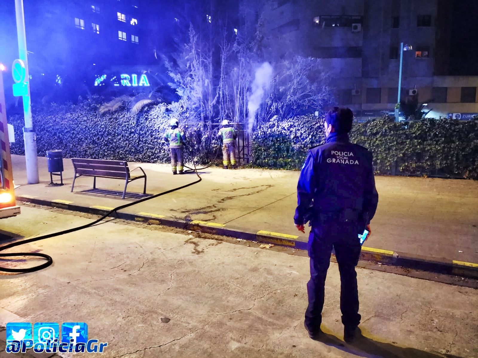 Momento de la intervención de Bomberos y Policía Local de Granada para extinguir el fuego provocado por el cohete.
