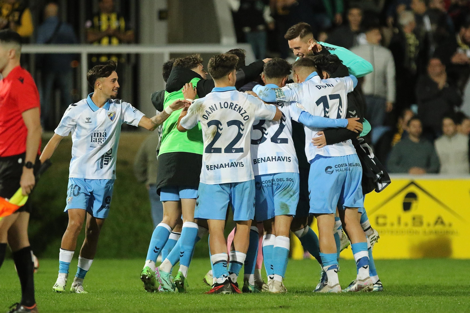 El Málaga celebra el pase. El Málaga celebra el pase.