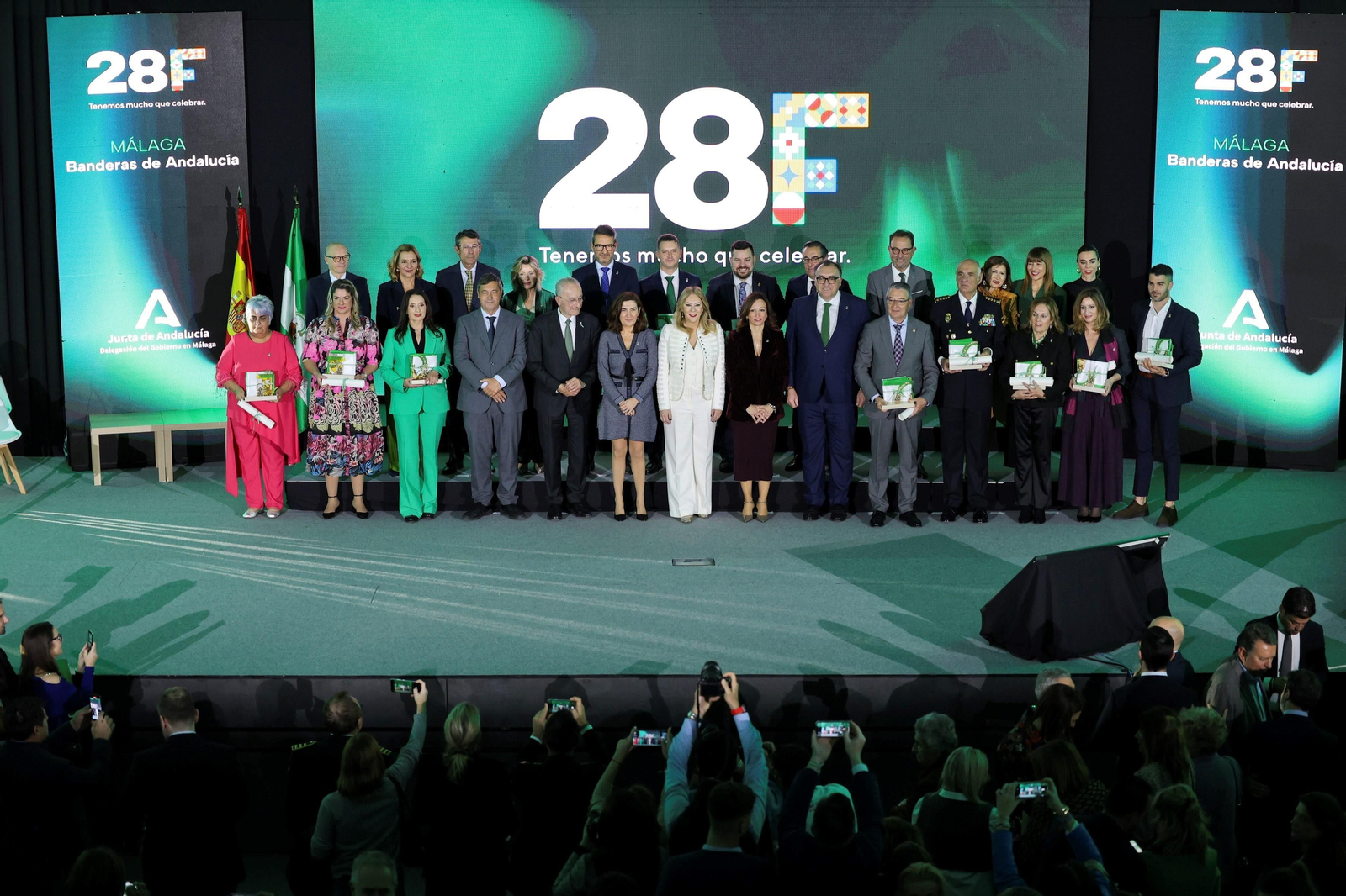 Foto de familia de los premiados.