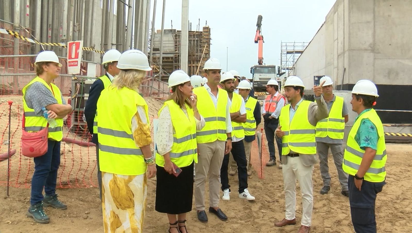El consejero de Agricultura, Pesca, Agua y Desarrollo Rural, Ramón Fernández-Pacheco, y la alcaldesa de Puerto Real, Aurora Salvador, visital la obra de la nueva EDAR