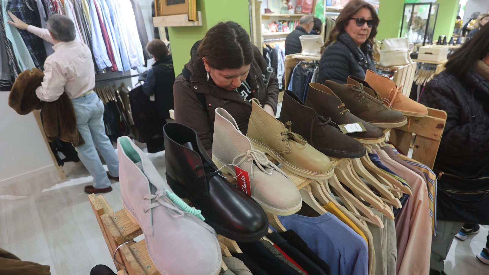 Algunas de las prendas puestas a la venta en la tienda.