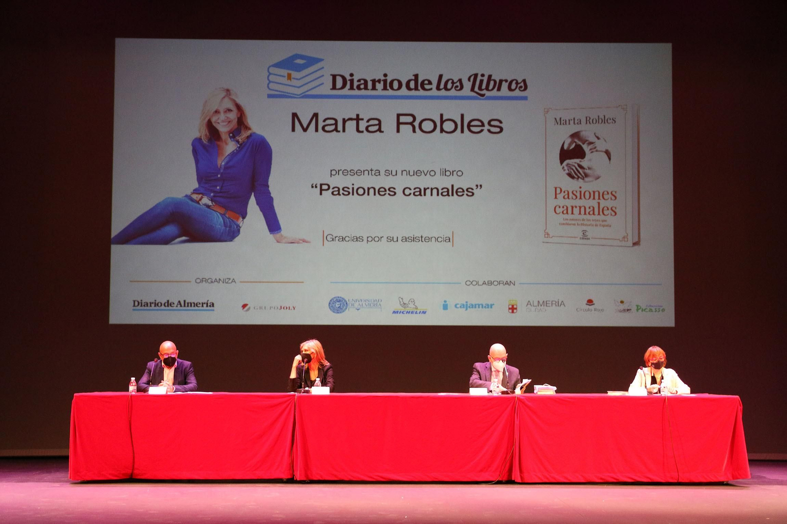 Fotogalería Diario de los Libros, con Marta Robles y su obra 'Pasiones carnales'