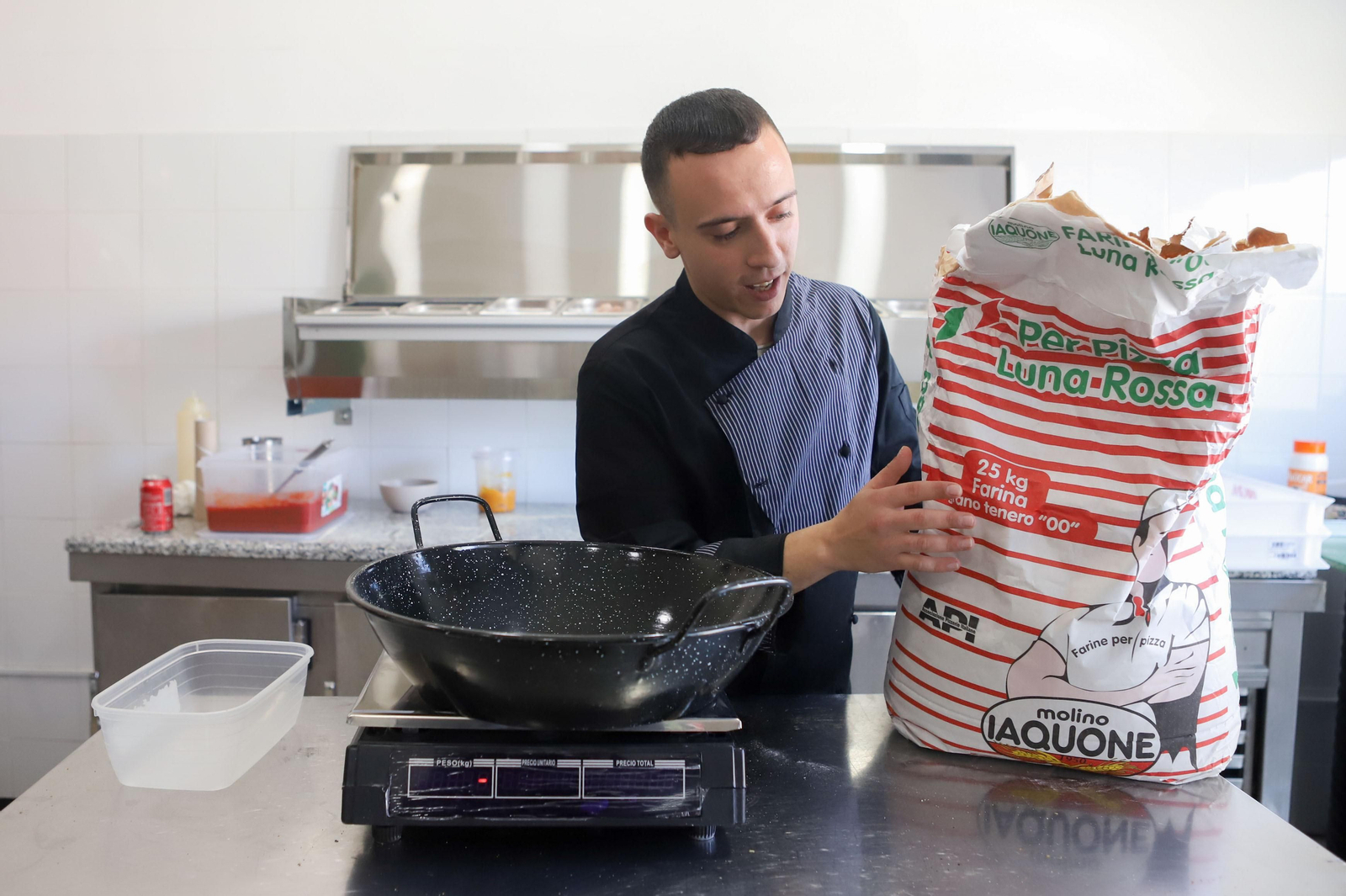 Elaboración de pizzas al autentico estilo italiano en Pizzeria Napoli, en imágenes