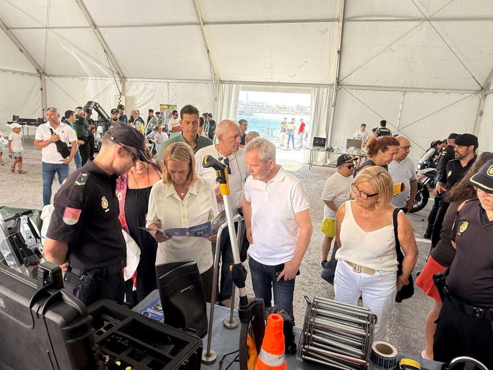 Los visitantes han podido ver el material de trabajo de las fuerzas y cuerpos de seguridad del Estado