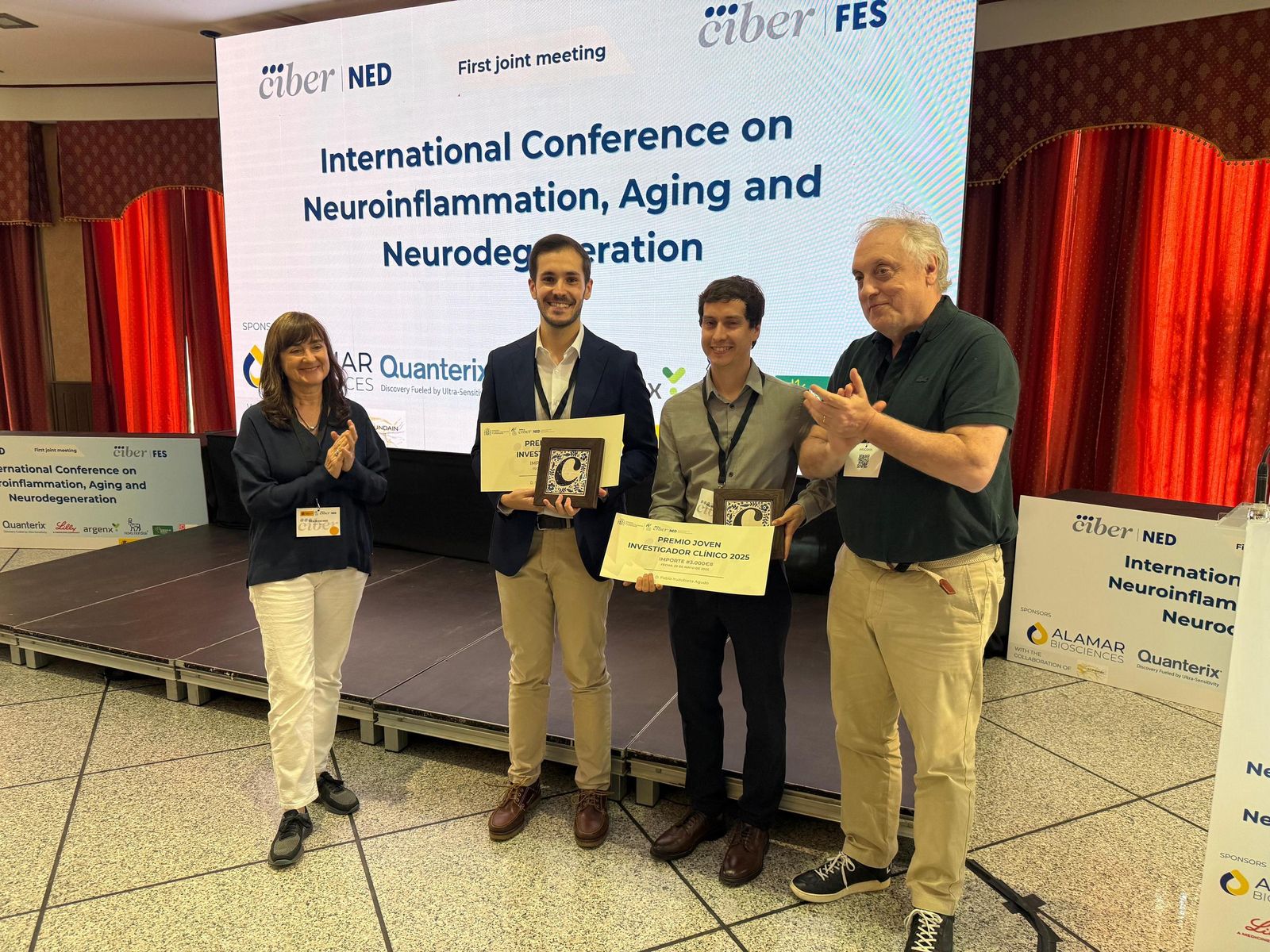 El investigador Nicolás Capelo, segundo por la izquierda, con el diploma que acredita el premio.