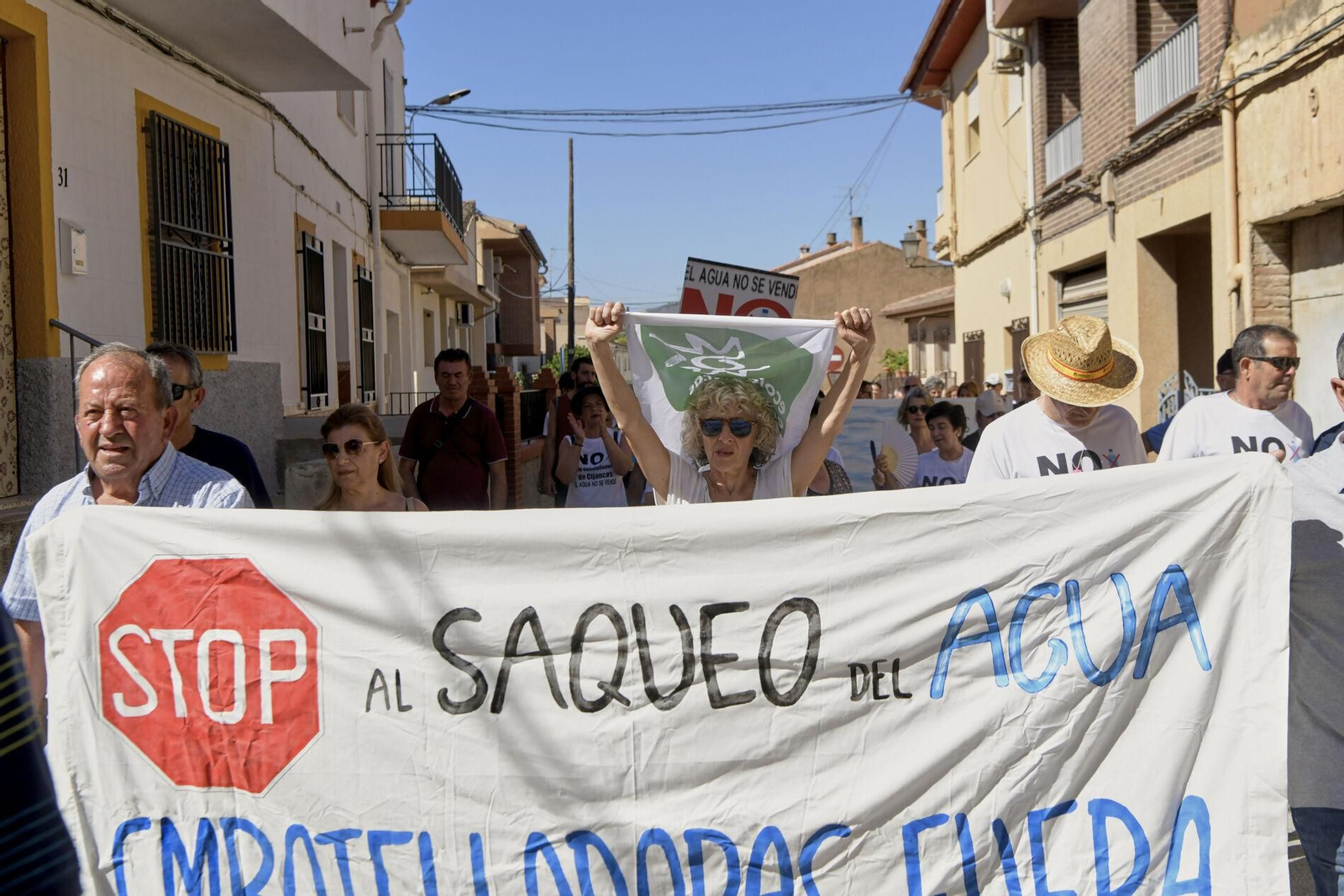 Así se han manifestado por las calles de Padul en contra de la embotelladora de Cijancos