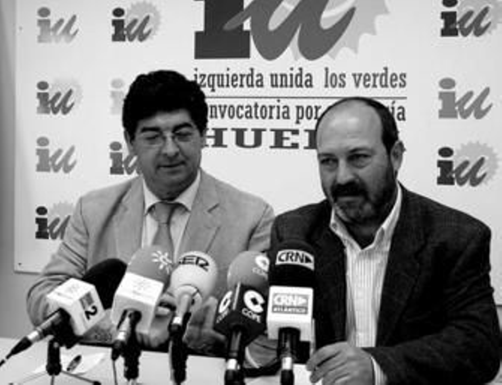 Diego Valderas y Pedro Jiménez, ayer en la sede de Izquierda Unida.