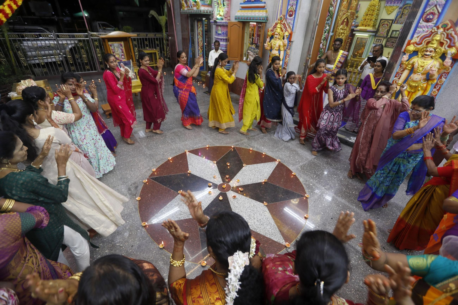 Las preciosas imágenes de la celebración del Diwali en India: un festival de luz y color