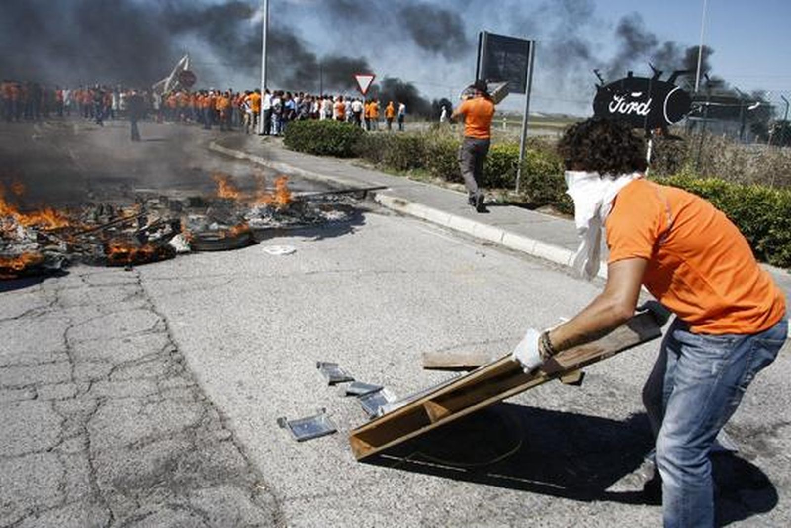 Nueva protesta de los trabajadores de Visteon, que cortan la carretera de Sanlúcar a su paso por la fábrica. 

Foto: A. Mora