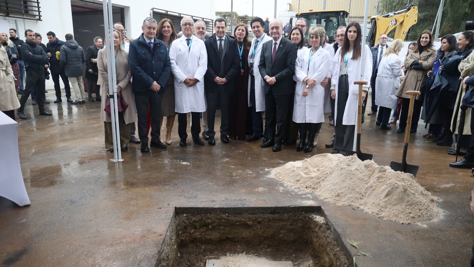 Autoridades durante el acto.