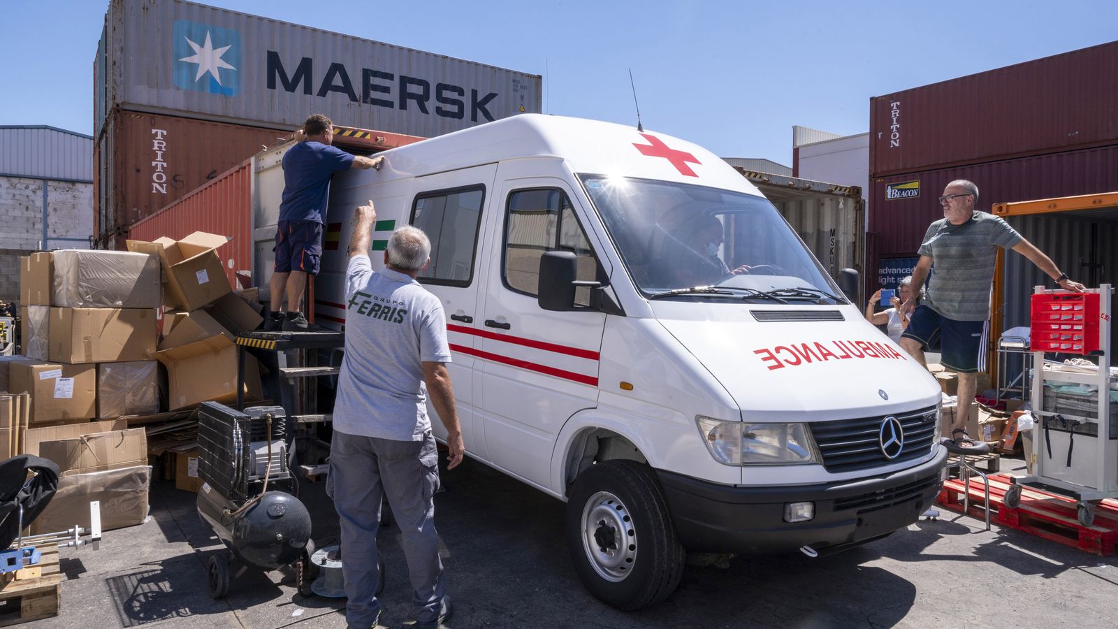 La ambulancia es introducida en uno de los contenedores.