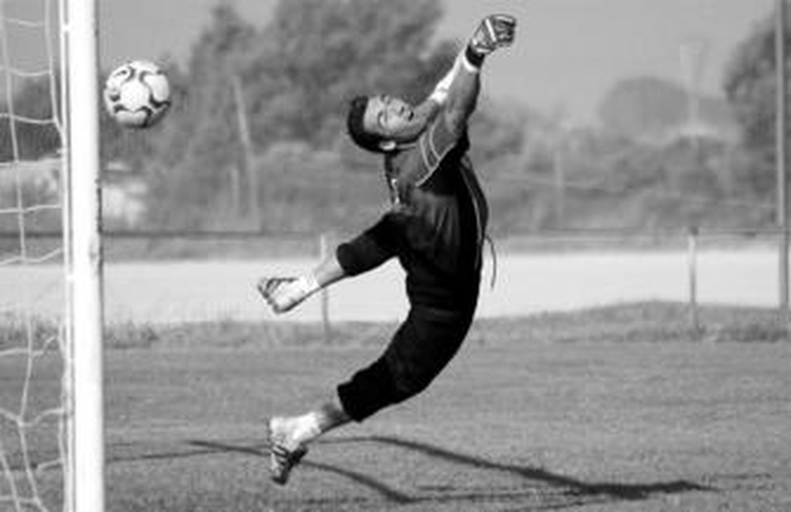 Falcón se lanza a por un balón en uno de sus últimos entrenamientos con el Cádiz.