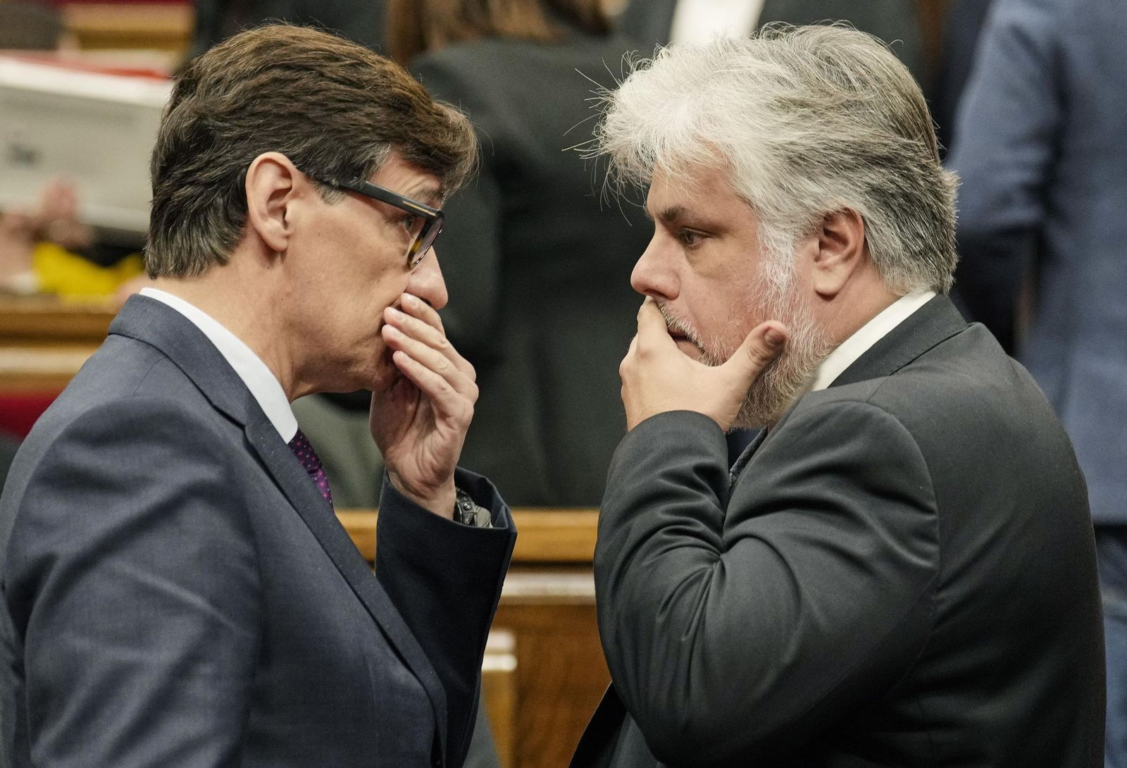 El presidente de la Generalitat, Salvador Illa, conversa con el jefe del grupo parlamentario de Junts, Albert Batet, este miércoles.