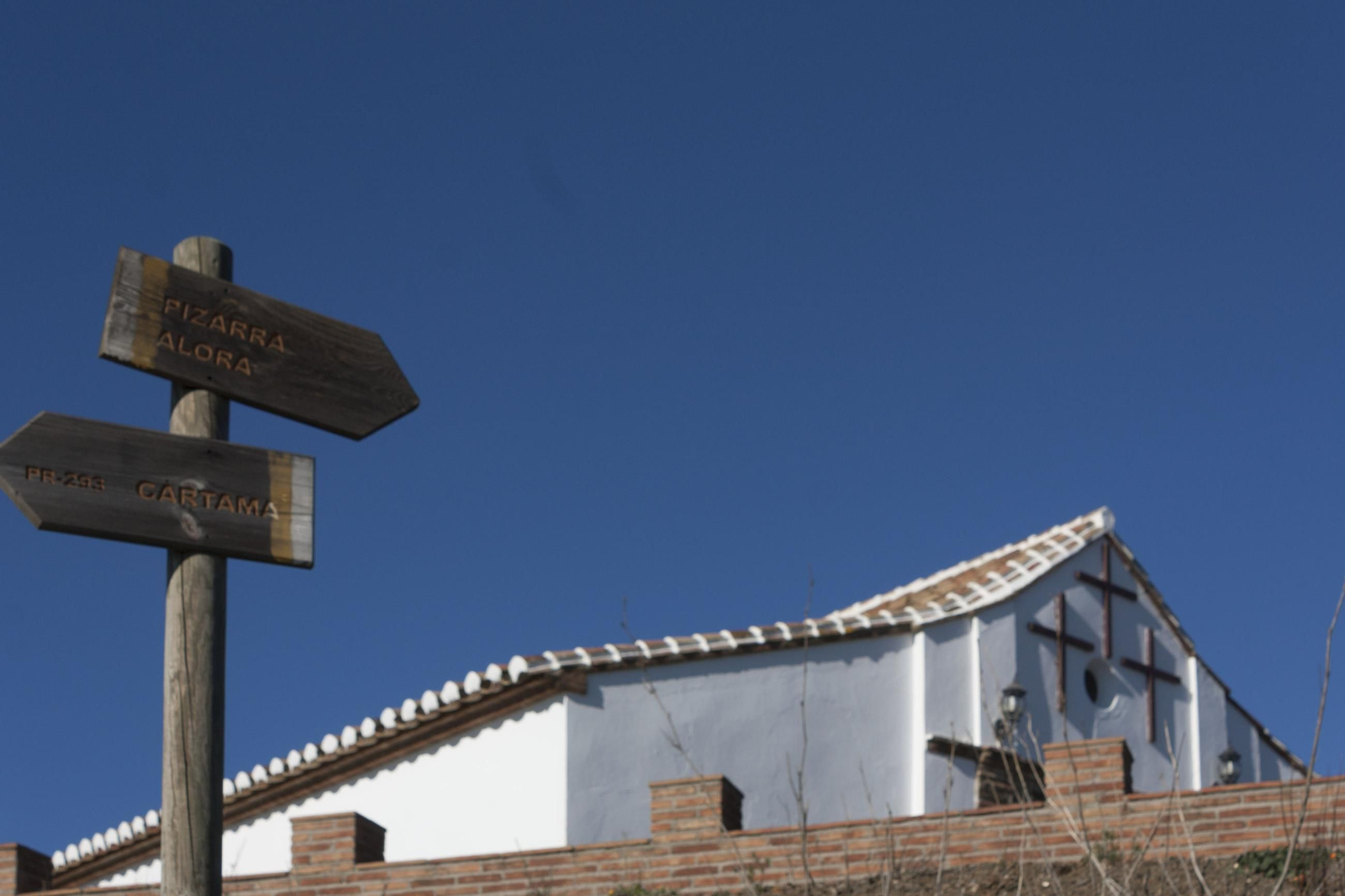 La señalización de la Ermita de las Tres Cruces.