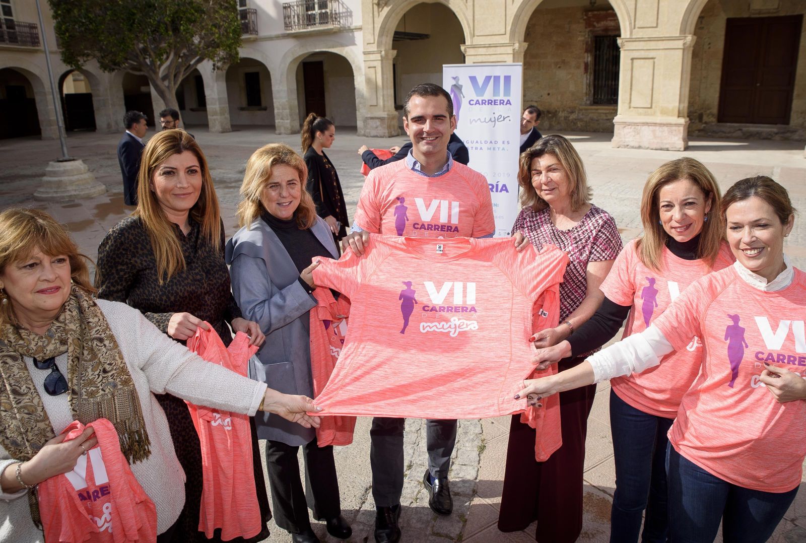 El alcalde con las concejalas del Ayuntamiento de Almería