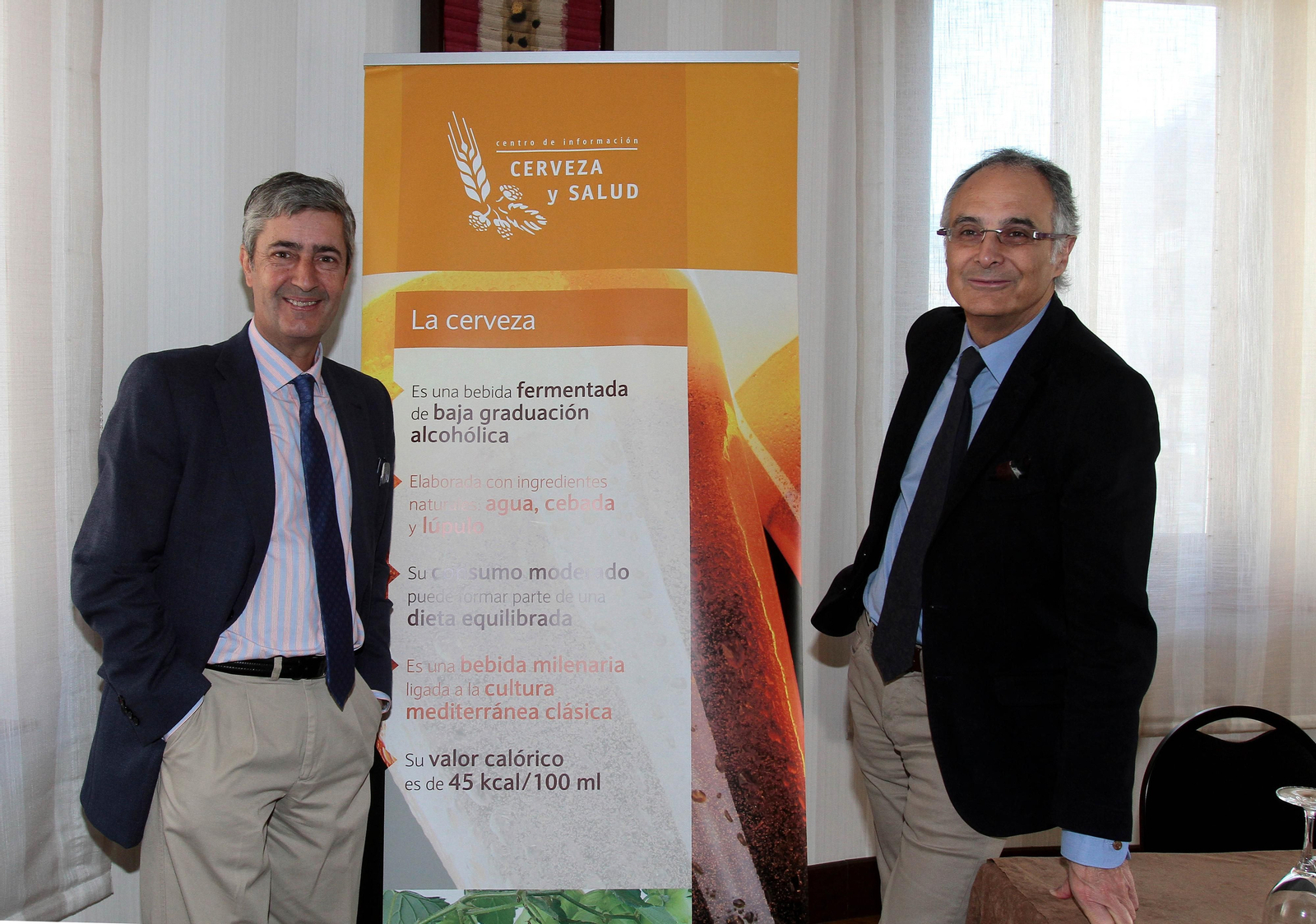 El Doctor Tirso Pérez Medina presentó ayer el informe 'El papel del ácido fólico en el embarazo'.