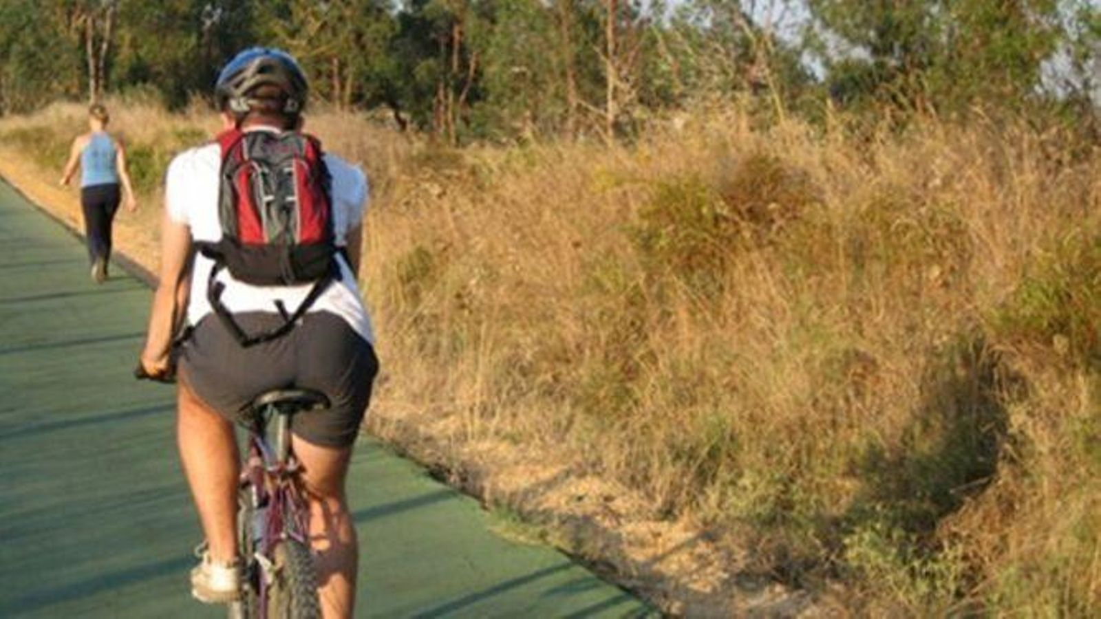 Ciclista por la Vía Verde los Molinos del Agua.