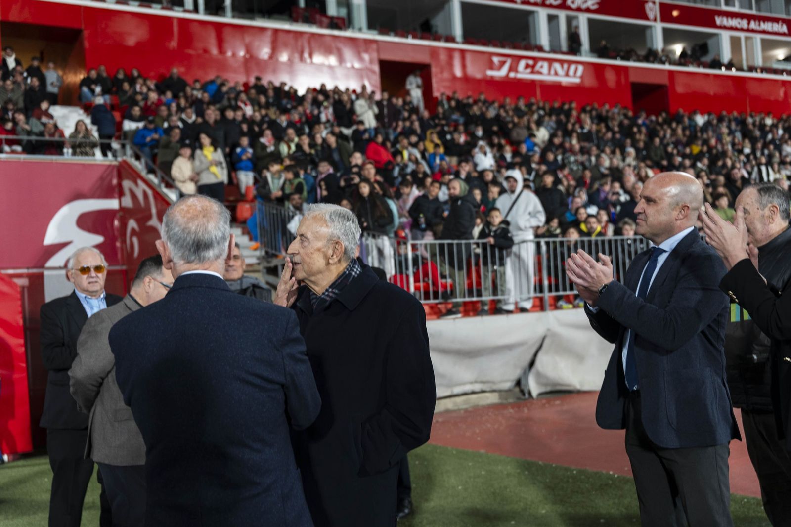 Fotogalería del partido homenaje a Guillermo Blanes entre los veteranos de la UD Almería y el FC Barcelona