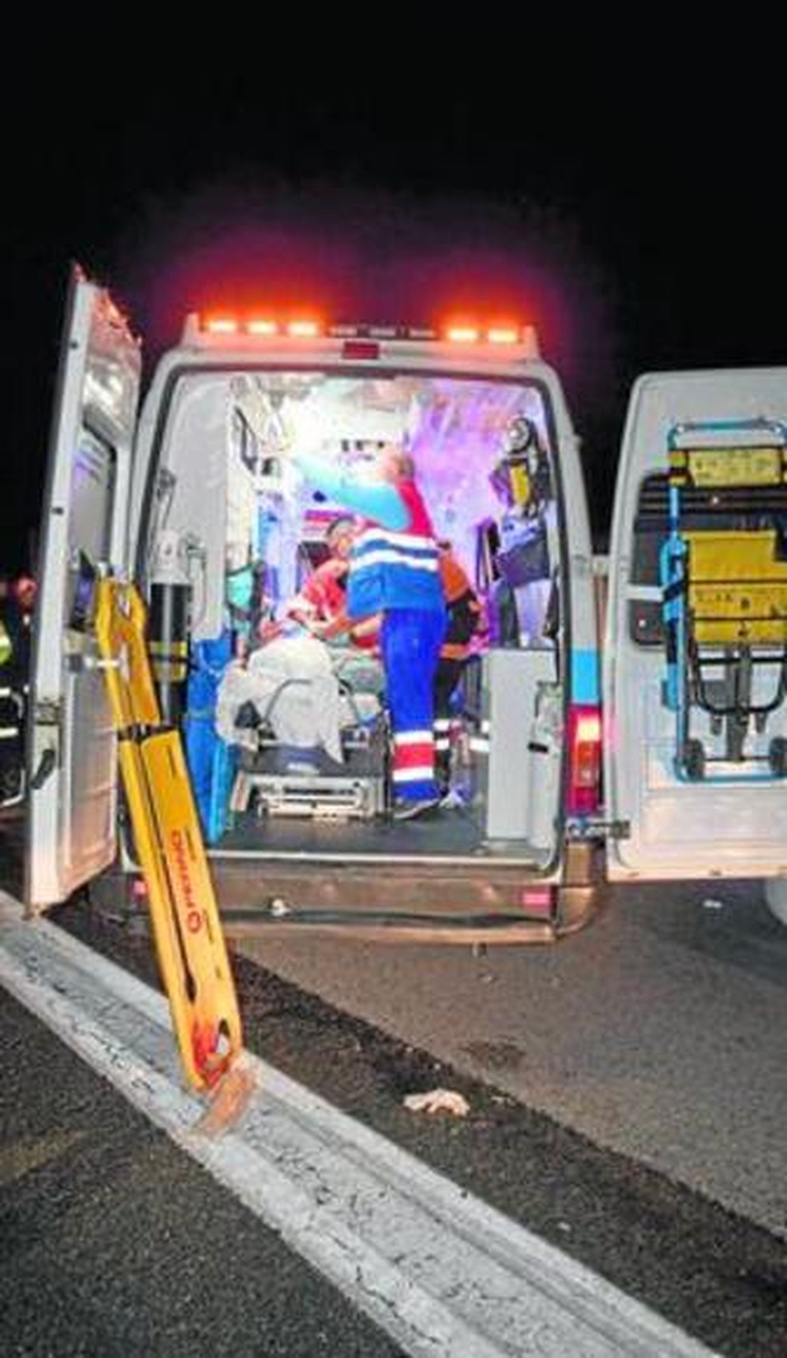 Una ambulancia atiende a uno de los heridos en el accidente.