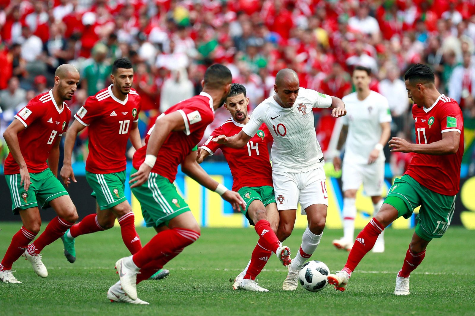 Joao Mario, ante cinco rivales en el Marruecos-Portugal del Mundial de Rusia.
