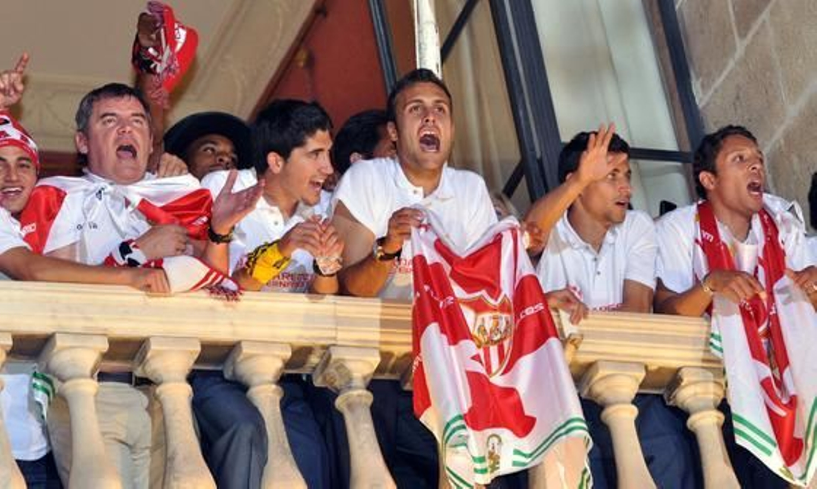 Los jugadores del Sevilla saludan a los aficionados desde el Ayuntamiento.

Foto: Manuel Gómez