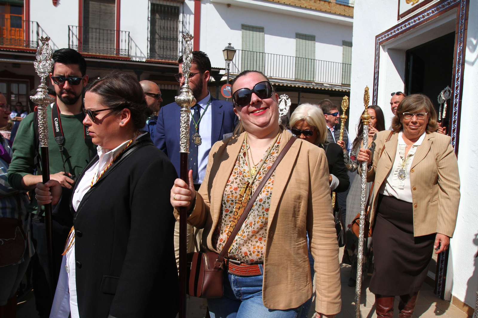 La Hermandad de Huelva se presenta ante la Virgen del Rocío en su peregrinación a la aldea almonteña