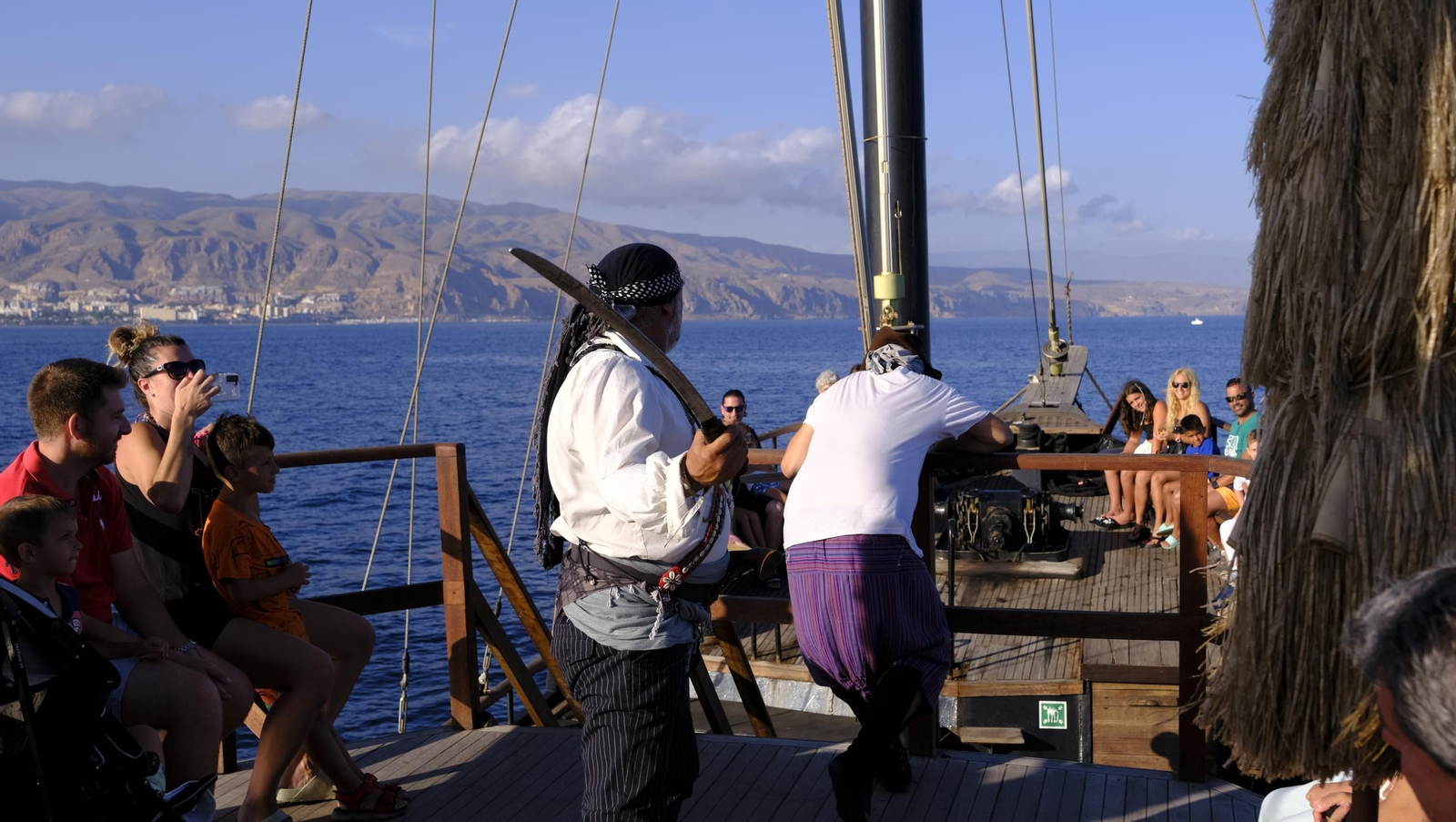 Navega en imágenes en una goleta histórica convertida en barco pirata