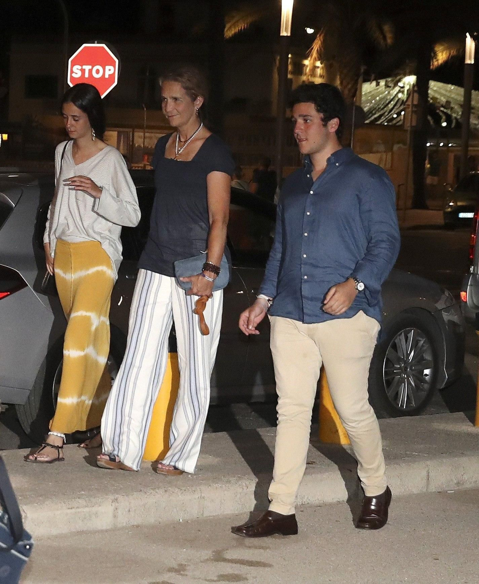 Froilán y su madre, la infanta Elena, y su hermana, Victoria Federica, en Ibiza en el año 2018