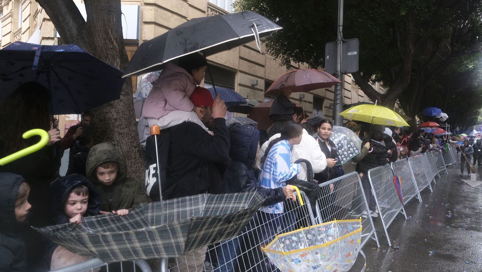 Fotografías de la cabalgata de los Reyes Magos pasada por agua en Almería