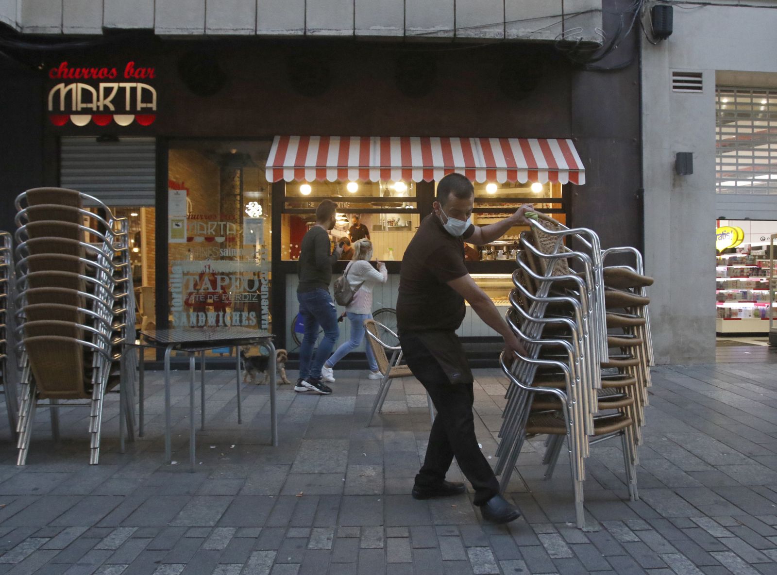 La primera tarde de cierre de bares y comercio en Córdoba, en fotografías