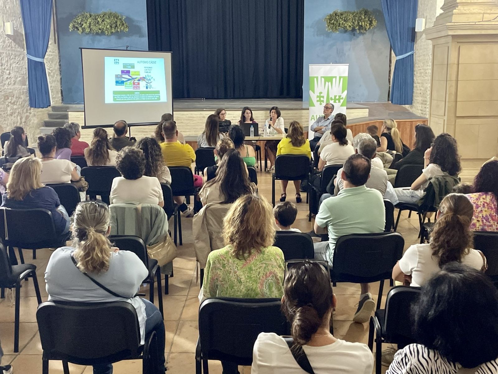 Familias de personas con TEA de la Sierra en las jornadas de Autismo Cádiz.
