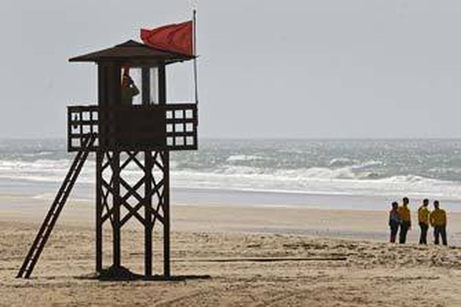 La bandera roja de peligro ondeaba ayer en la playa Victoria. /Joaquín Pino