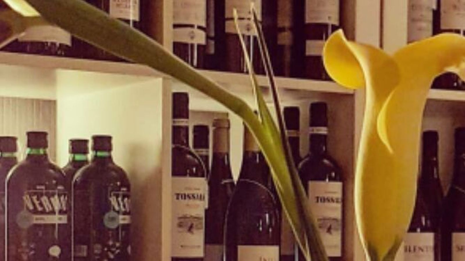 En la nueva Flor de Sal podrás encontrar muchos vinos por copas exclusivos y únicos en Sevilla, quesos, ahumados, patés, tartas, catas de vinos, eventos privados...