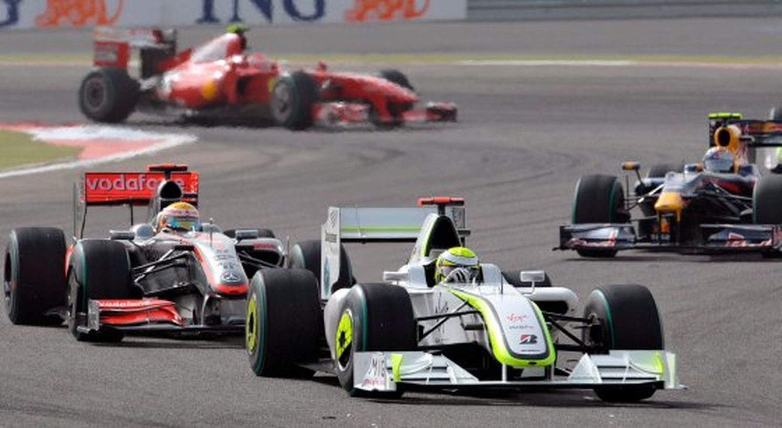 El británico Jenson Button, de Brawn GP (frente), en acción durante la carrera.  Foto: Efe