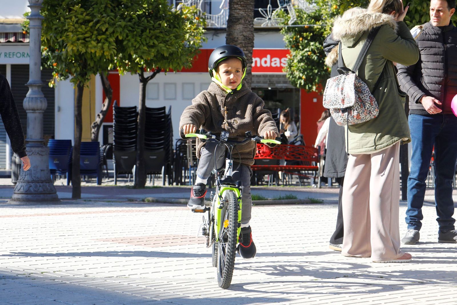 Los niños de Córdoba disfrutan de sus regalos de Reyes, en imágenes