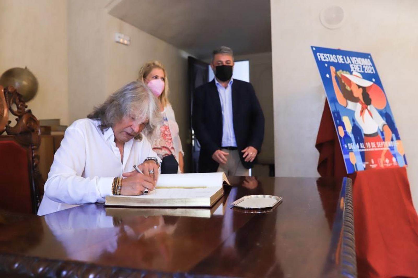 José Mercé, firmando en el Libro de Honor del Ayuntamiento junto a Mamen Sánchez y Rubén Pérez.