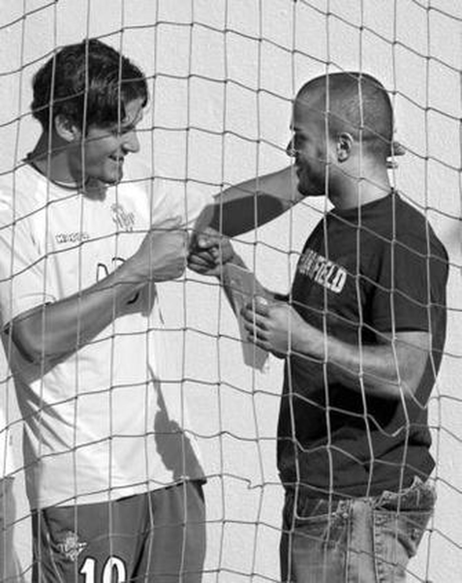 Edu saluda a Odonkor en la ciudad deportiva.