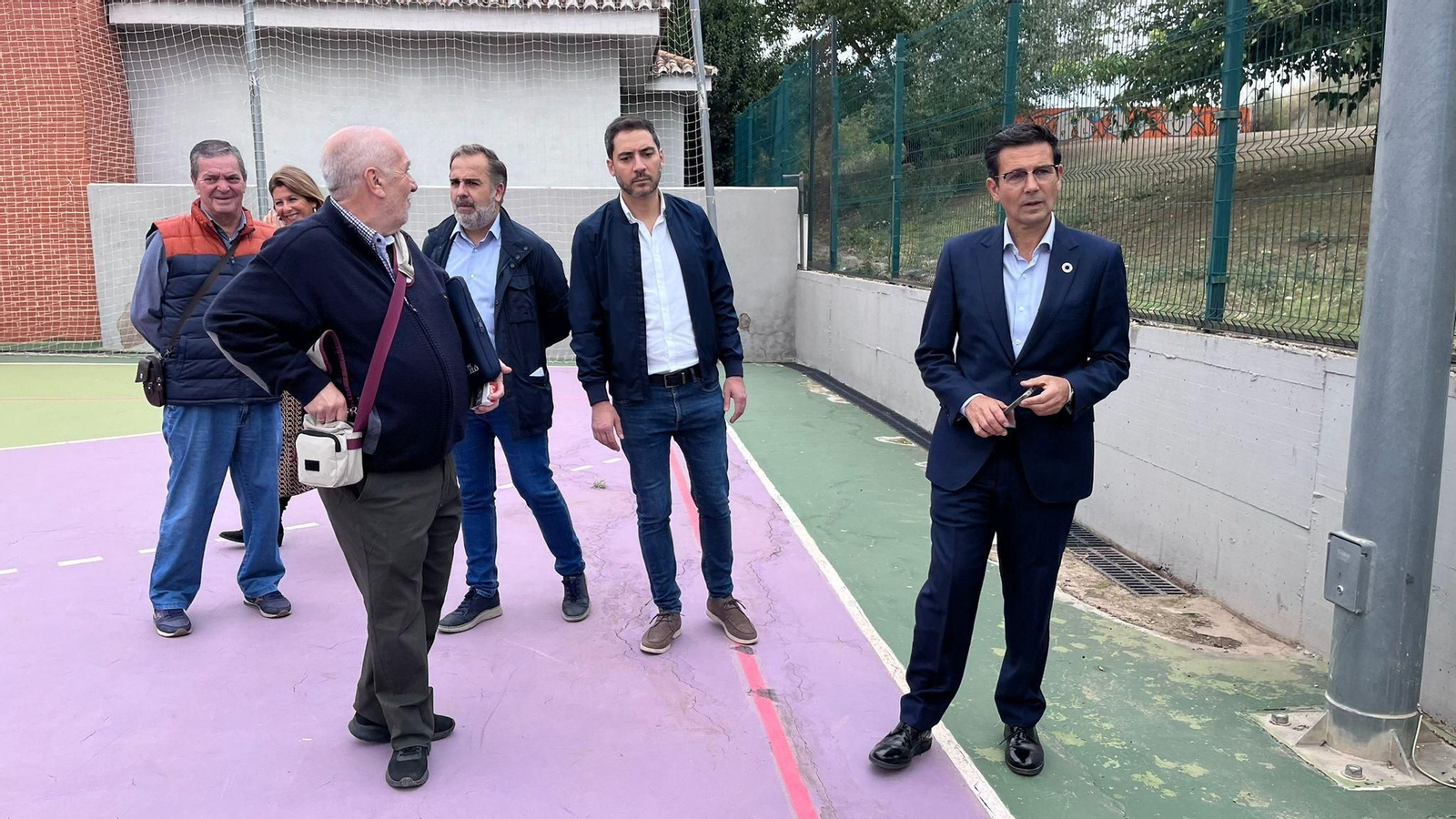 Imagen de la visita a Casería de Montijo del protavoz del PSOE municipal, Paco Cuenca
