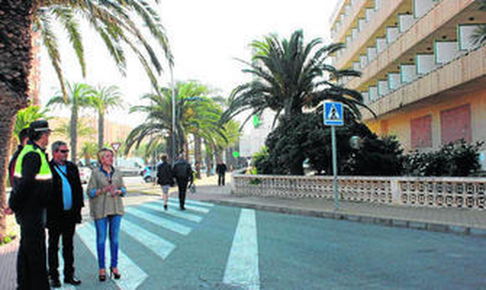 La concejala Eloísa Cabrera y técnicos municipales durante una visita realizada a la zona a principios de este año.