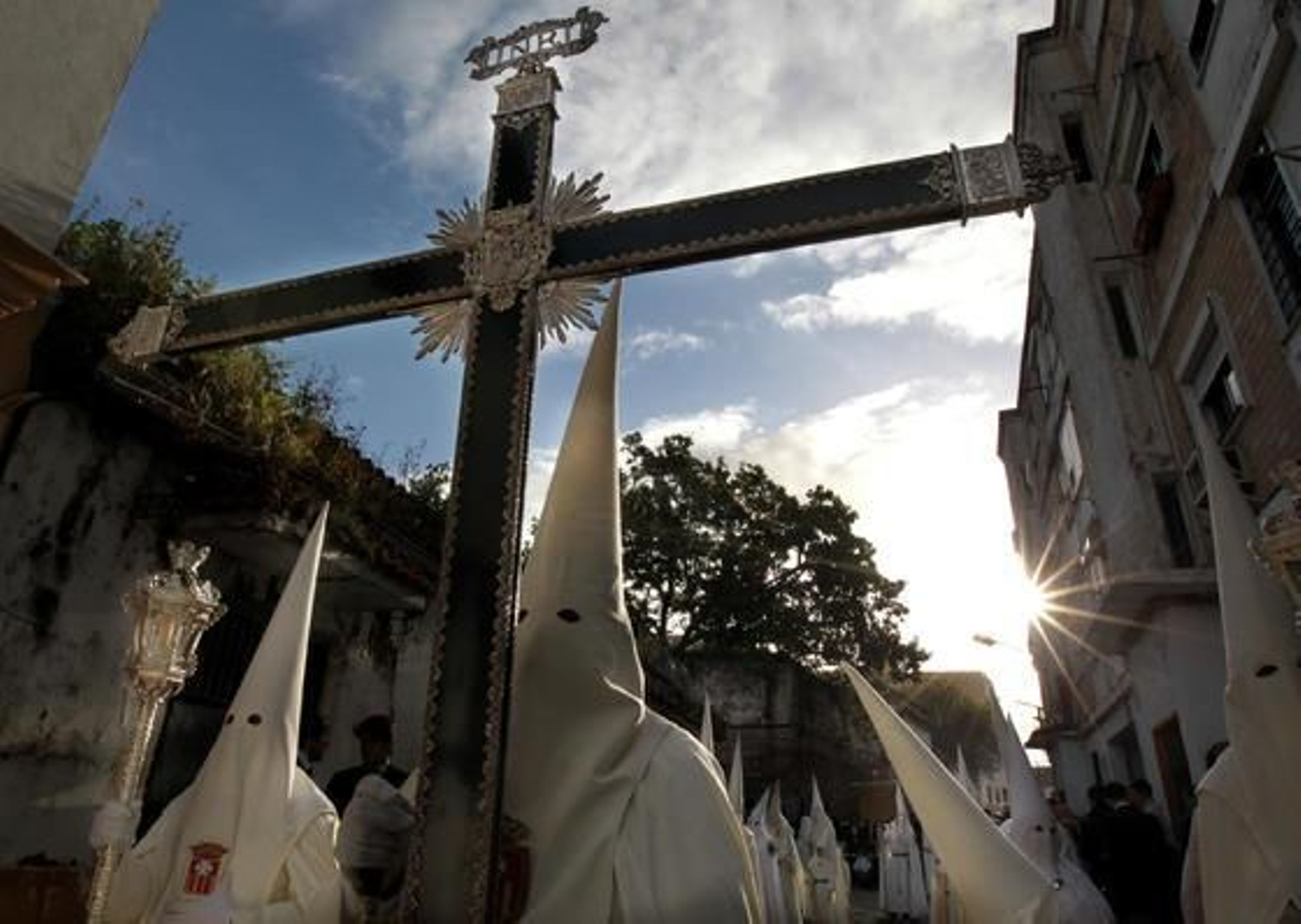 La cruz de guía de la hermandad del Transporte avanza por la calle Nueva.

Foto: Miguel Angel Gonzalez