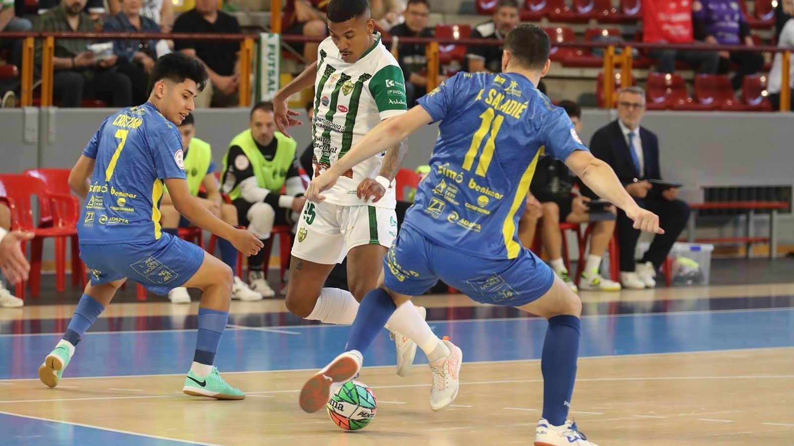 Kaué ante Cristian y Saladié en una acción del partido.